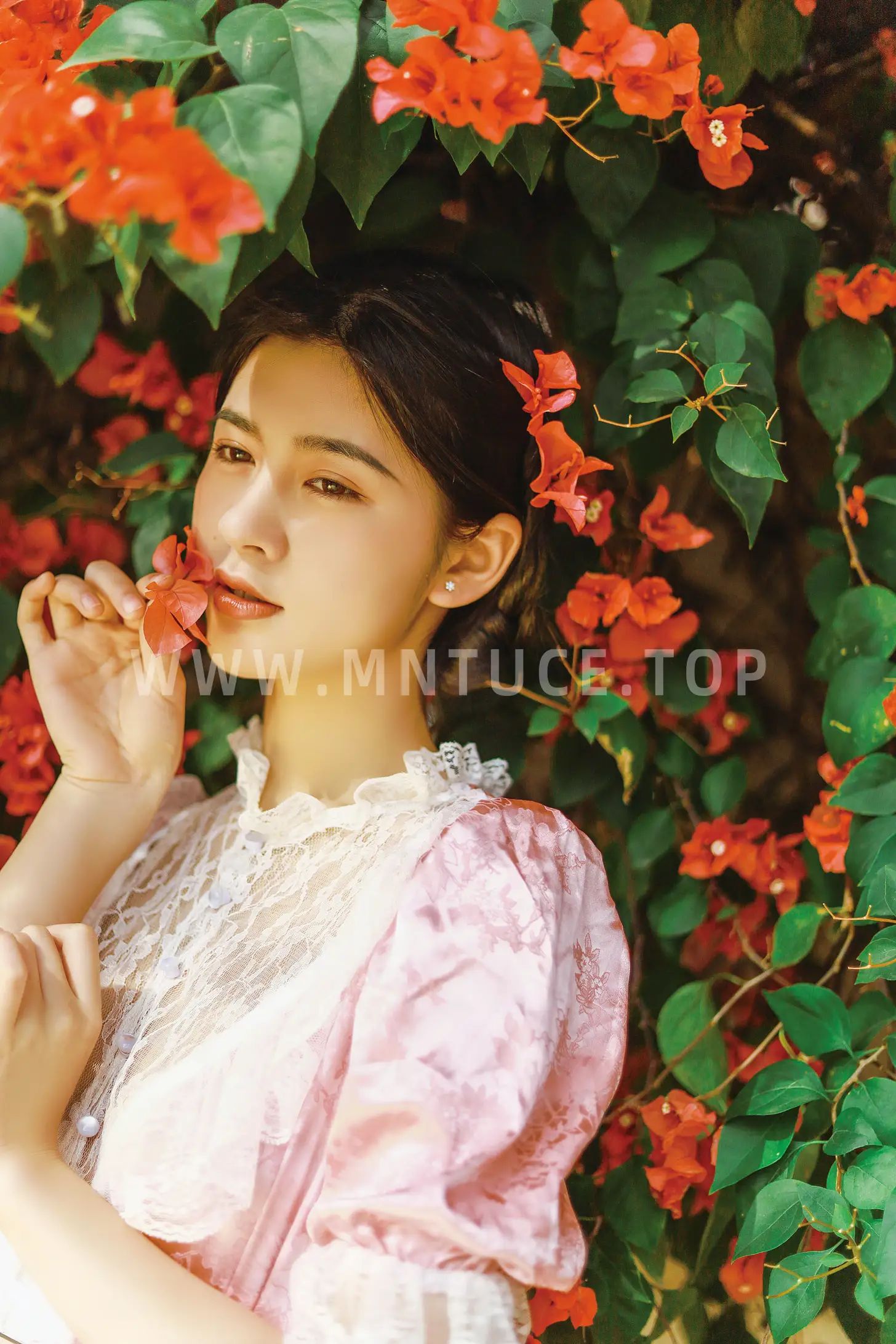 [YITUYU] 2022.09.12 Vol.1932 – Bougainvillea and the Girl Xinhui#[21P]-18